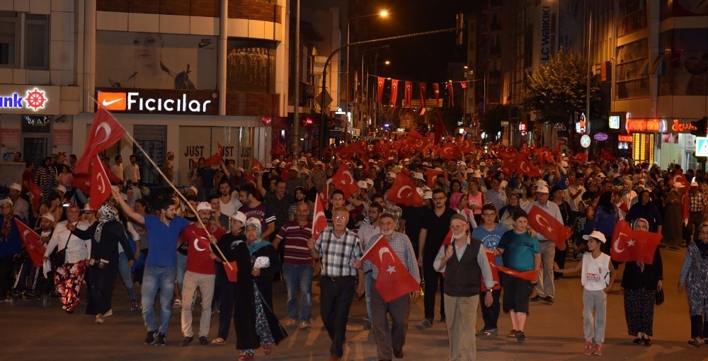 Mustafakemalpaşa Demokrasi İçin Tek Yürek Oldu