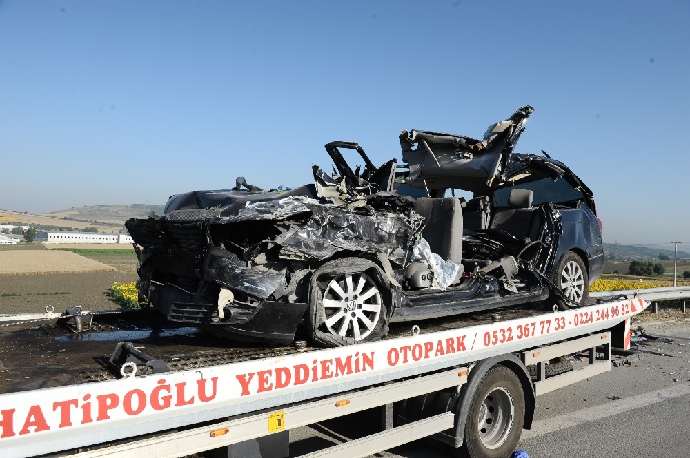 Otobanda Tıra Çarpan Lüks Otomobilde Feci Son: 2 Ölü 4 Yaralı