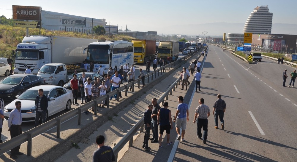 Tır Mobese Direklerini Devirdi Bursa Ankara Karayolu Kapandı