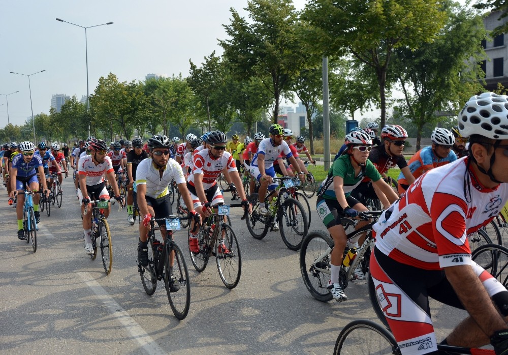 800 Bisikletçi Uludağın Zirvesine Pedal Çevirdi