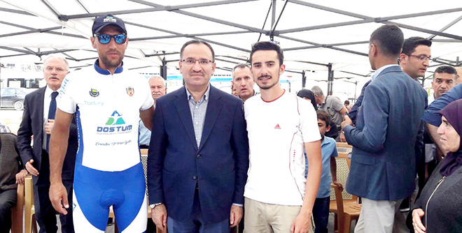 DOSTUM BiSiKLETÇiLERi BAŞARIYA DOYMUYOR