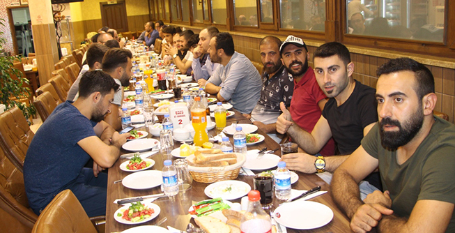 iSAöRENSPOR YEMEKTE BiR ARAYA GELDi