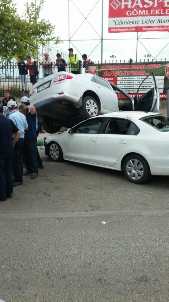 Aksiyon Filmlerindeki Gibi Araçlar Birbirinin Üstüne Çıktı