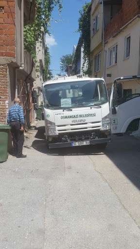 Bursada Çöp Kamyonu Asfaltı Çökertti