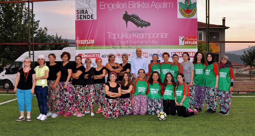 Bursada Kadınlar Şalvar Giyip Sahaya İndi