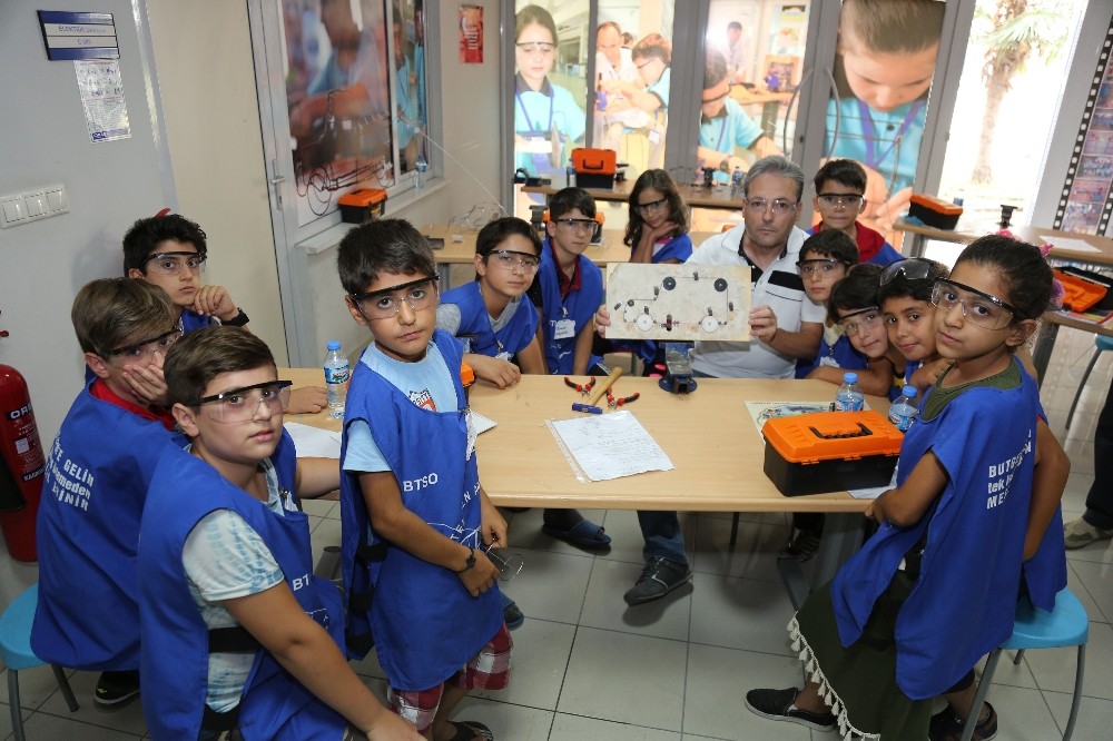 Çocuklar Telden Araba Ve Robot Yaptı