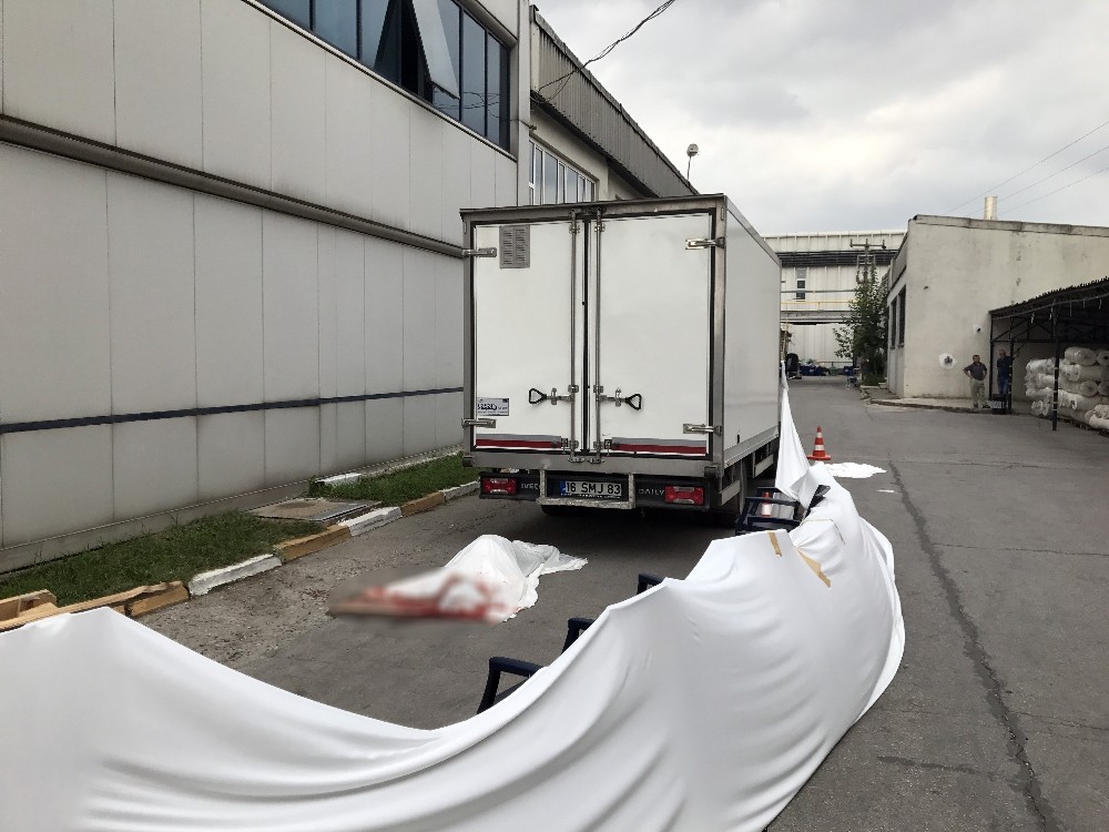 Ekmek Kamyoneti Fabrikadaki Temizlikçi Kadını Ezdi