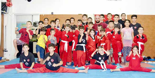 MAHALLELi KURDU BAŞARIYA DOYMUYOR