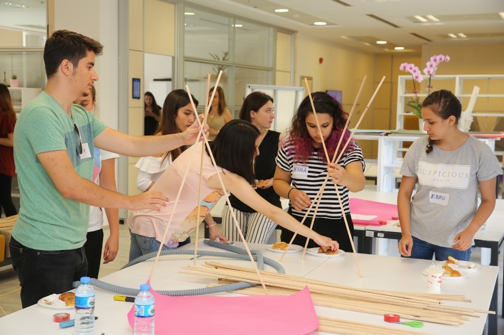 Gençler  “Katıl-Düşün-Tasarla Atölyesi”Nde Bir Araya Geldi