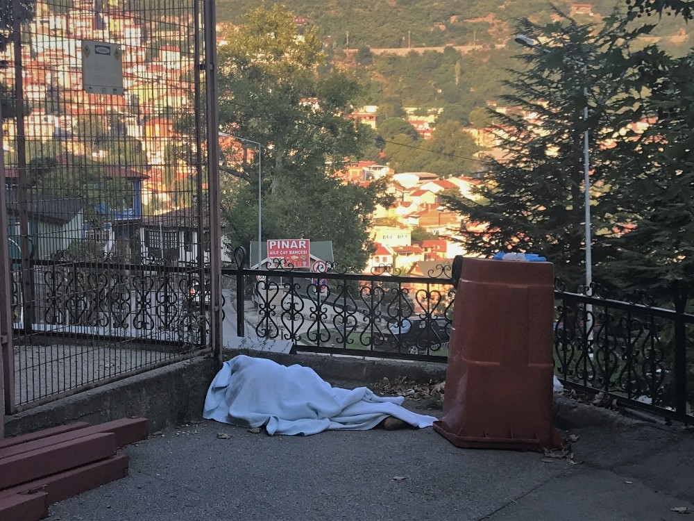 Hastaneden Taburcu Edildi, Sabah Hastane Bahçesinde Ölü Bulundu