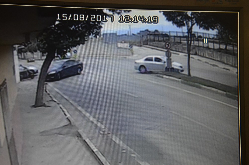 Karşı Şeritten Gelen Otomobilin Üzerine Böyle Uçtu