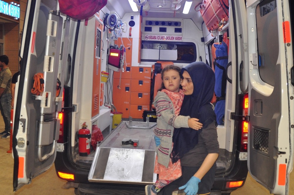 Otomobil Petrol İstasyonuna Daldı: 4 Yaralı