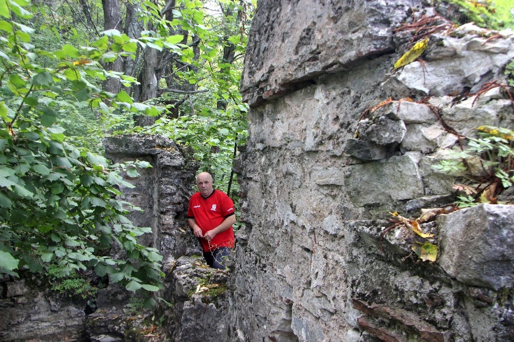 (Özel Haber) Defineciler Uludağda Binlerce Yıllık Manastırı Delik Deşik Etti