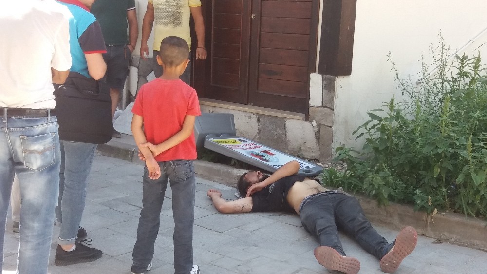 (Özel Haber) Madde Krizine Girip Bayılan Genci Çocuklar Endişeli Gözlerle İzledi