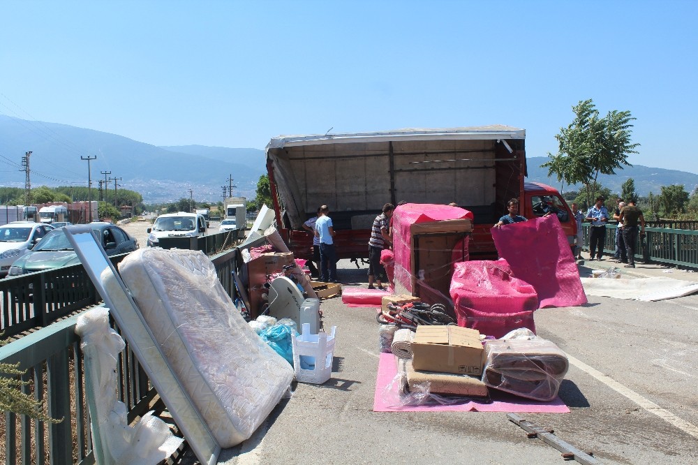 (Özel Haber) Nakliye Kamyonunun Tekeri Çıktı, İçindeki Eşyalar Yerlere Saçıldı