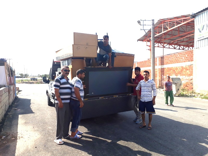 Romanlar Zenginden Alıp Fakire Dağıtıyor