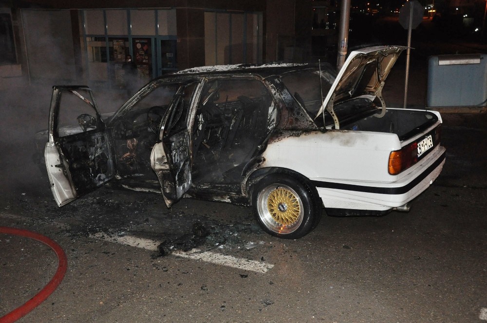 Seyir Halindeki Otomobil Alev Alev Yandı