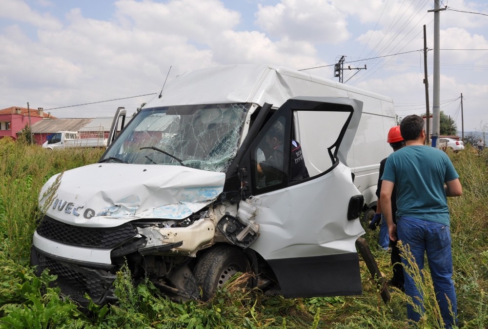 Tarlaya Uçan Minibüste Sıkıştı