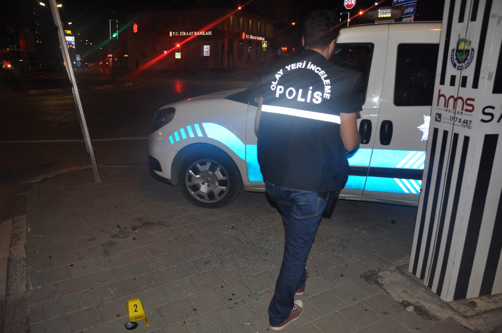 ALKOLLü VATANDAŞ POLiS ARABASINA SALDIRDI