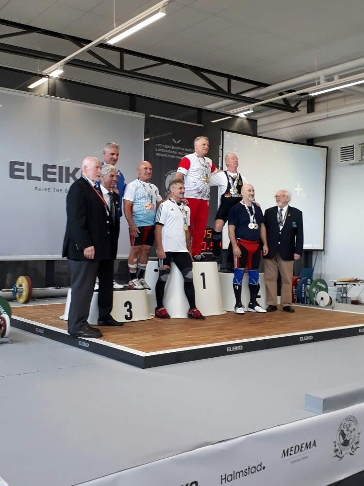 60 Yaşında 77 Kiloyu Kaldırarak Dünya Üçüncüsü Oldu