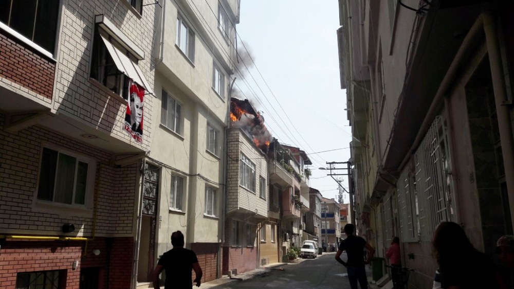 Alevlere Pencerelerinden Uzattıkları Hortumlarla Müdahale Ettiler