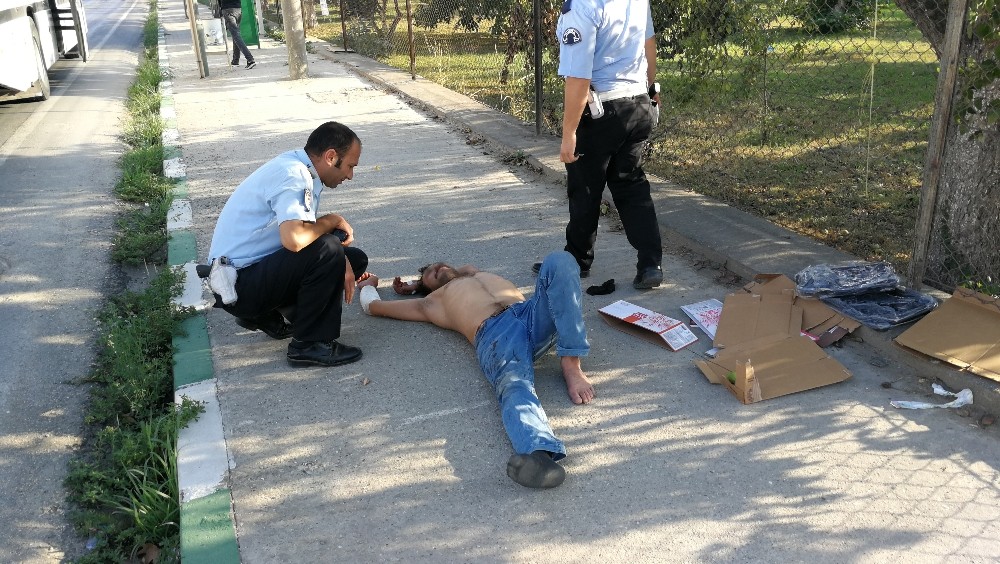 Ambulansa Taşınırken Armudunu Yemeye Devam Etti