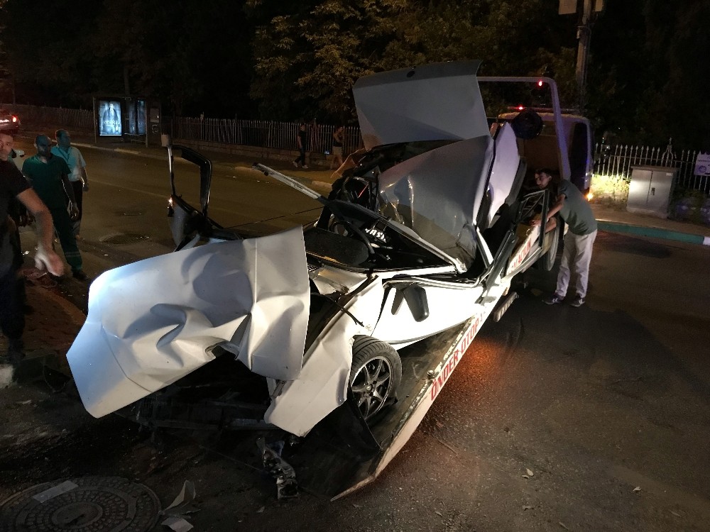 Aşırı Hız Yaptı, Çarptığı Duvarda Araç Paramparça Oldu, 2 Kişi Yaralandı