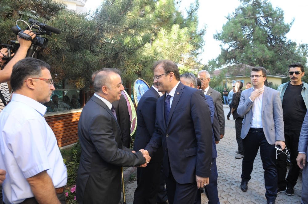 Başbakan Yardımcısı Çavuşoğlu: “Ambulans Uçakla Vatandaşımızı Alacağız”