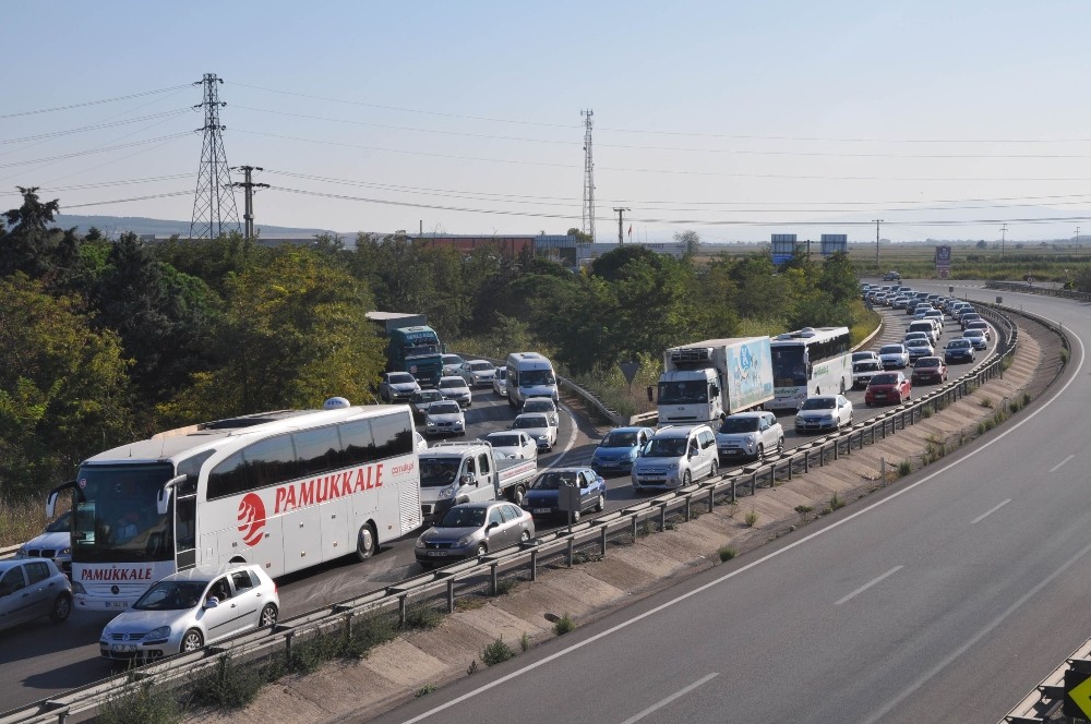 Bursa-İzmir Yolunda Kilometrelerce Araç Kuyruğu Oluştu