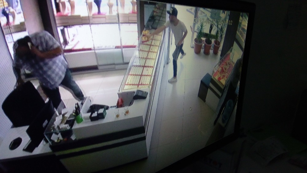 Bursada İthal Hırsız, Güpegündüz Kuyumcuyu Böyle Soydu….