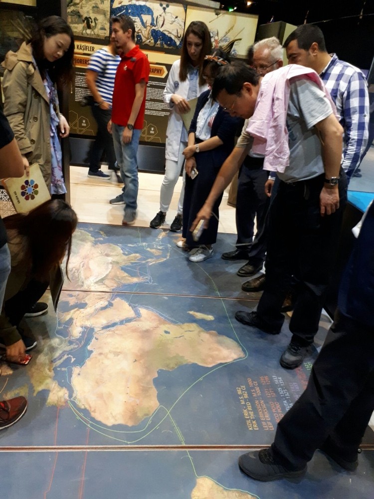 Çinli Gazeteciler, Amerika Kıtasına İlk Ayak Basan Çinli Hacı Mahmud Şemseddinin Gemisini Görünce Şaşırdı