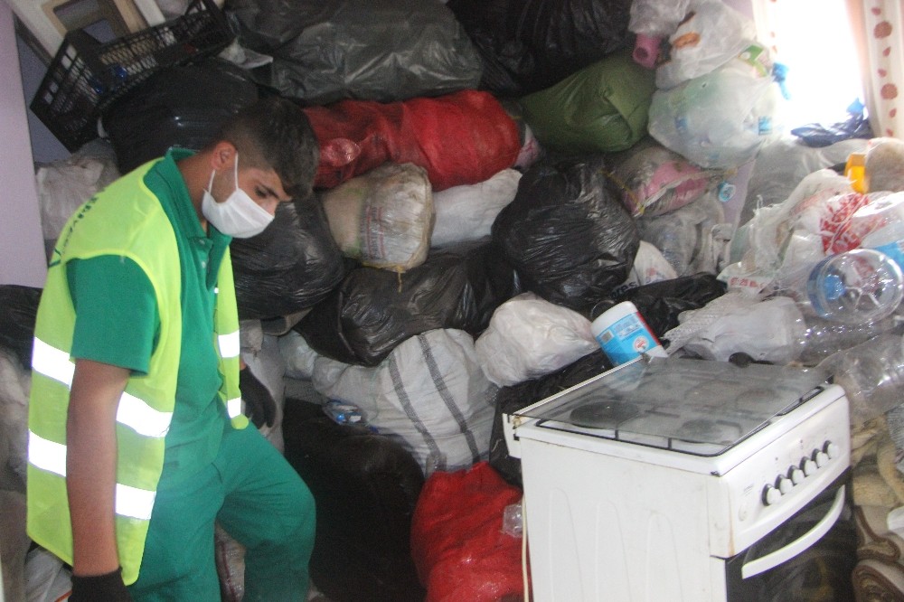 Çöp Evi Temizlenen Kadın, Ağır Kokudan Duramayan Ekiplere Mis Sürdü
