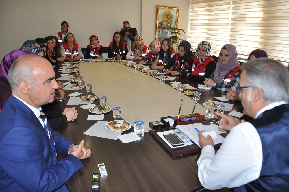 Damla Gönüllüleri Kaymakam Akçayı Ziyaret Etti