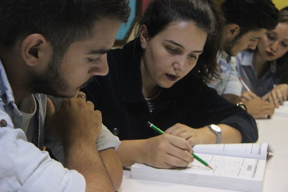 Gönüllü Gençlerden Bedava Dershane Hizmeti