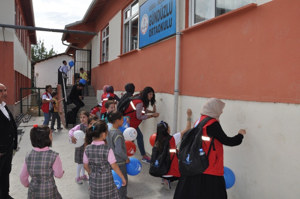 Gönüllü Öğrenciler Okul Boyadı, Cami Temizledi