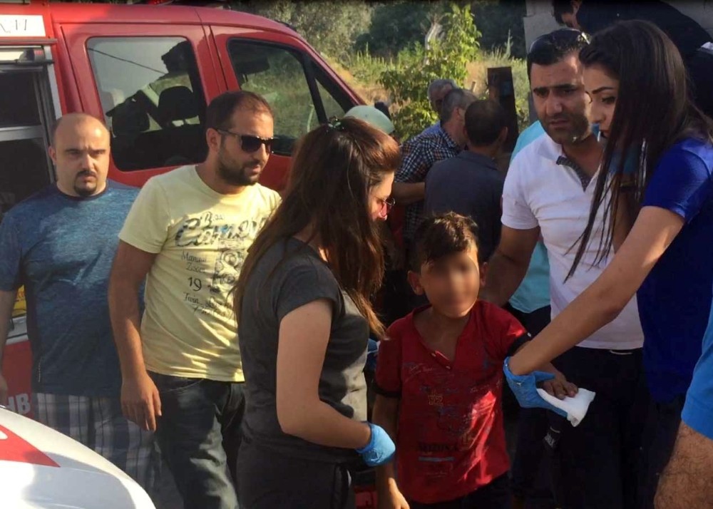 Kamyonun Arkasına Takıldı Parmakları Sıkışınca Az Daha Ölüyordu