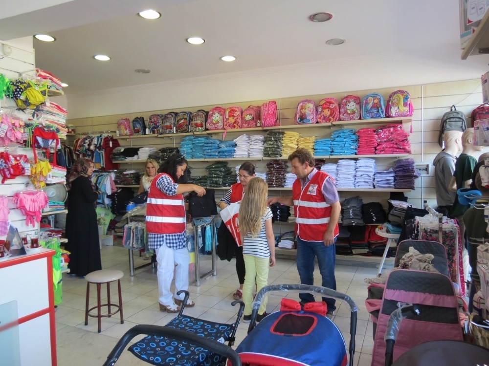 Kızılay Öğrencileri Giydirdi