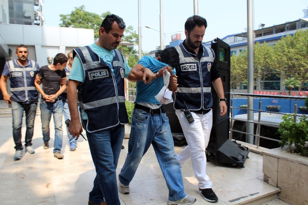 Kulağındaki Telefonu Kapkaç Yaptılar