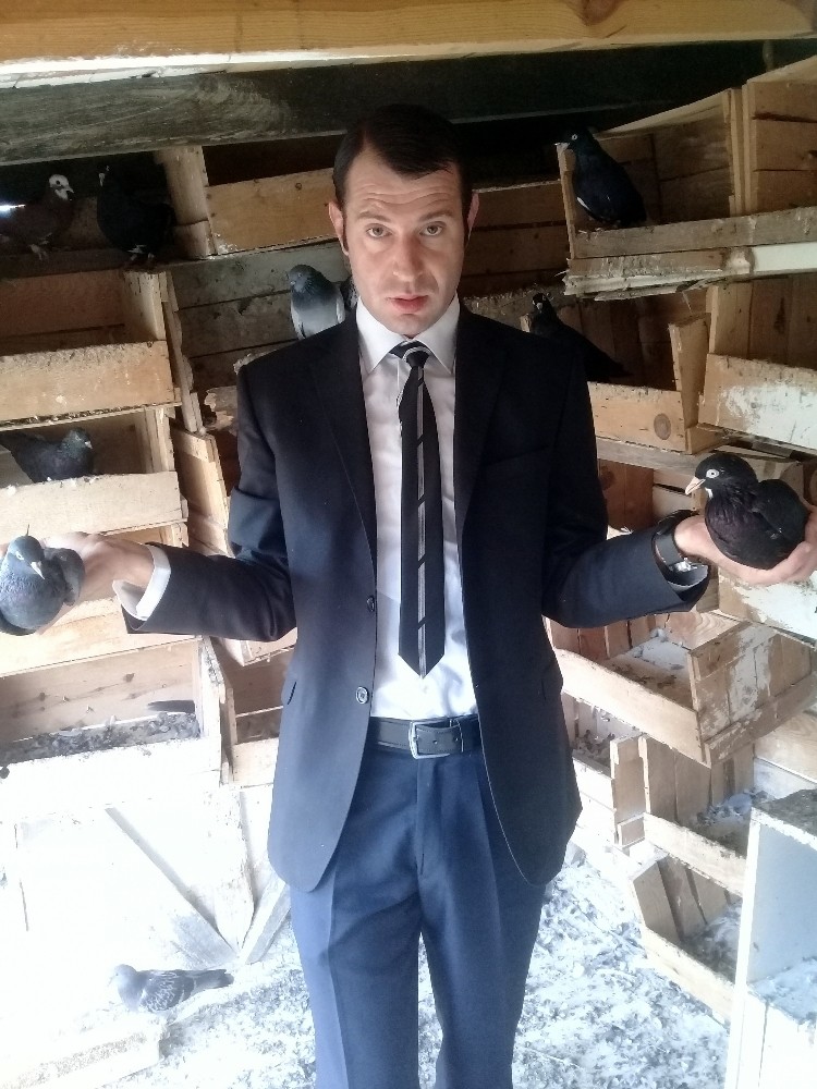 Kuşların Yanına Kravatsız Girmiyor