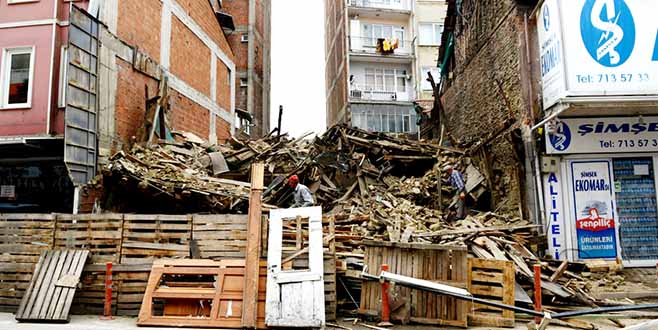 TEHLiKE ARZ EDEN YAPILAR  TEMiZLENiYOR