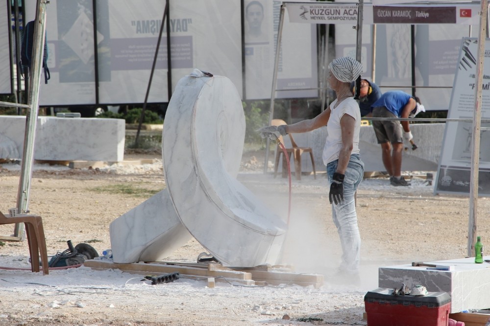 Mermer Bloklar Kuzgun Acar Heykel Sempozyumunda Şekilleniyor