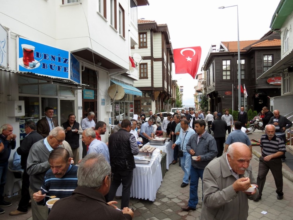 Mudanyada Aşure İkramı