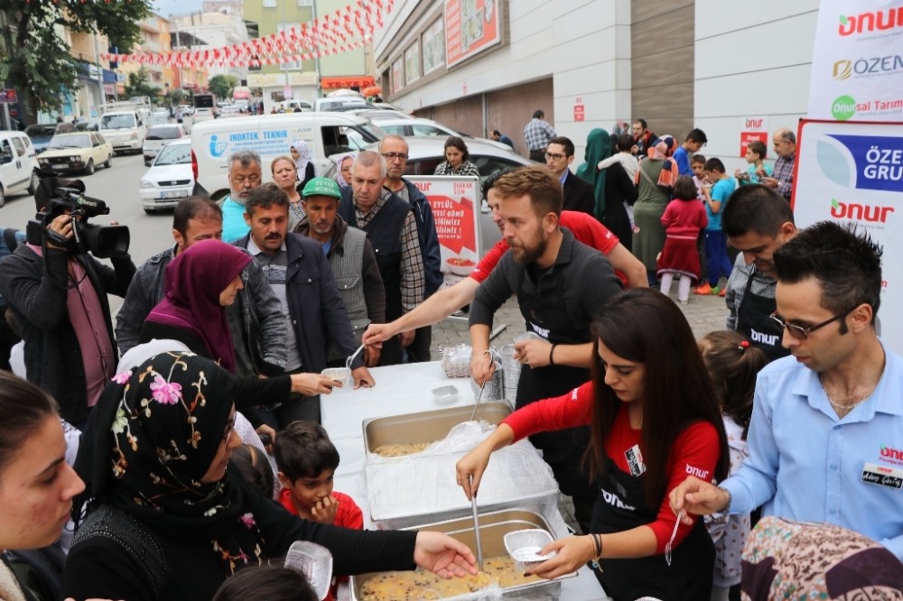 Onur Marketin Aşurelerini Ömür Akkor Dağıttı