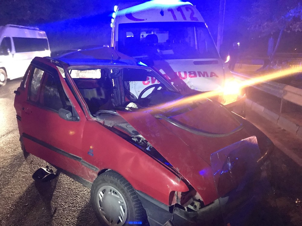 Otomobil Ambulansla Çarpıştı:1İ Ağır 4 Yaralı