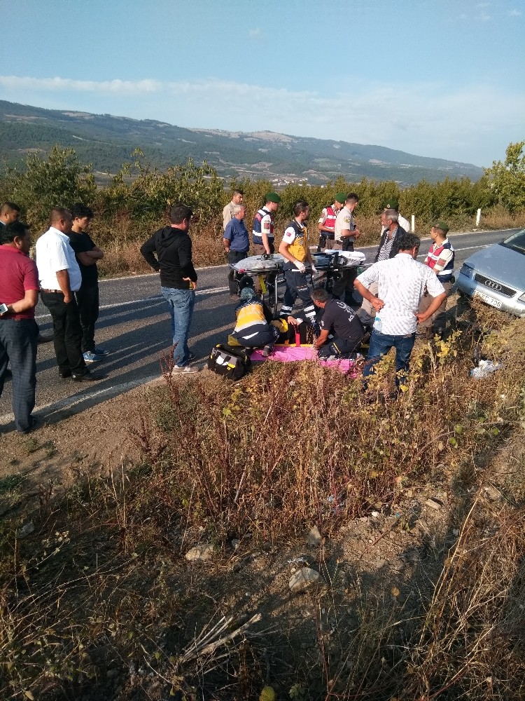 Otomobil Yoldan Çıktı: 2 Yaralı