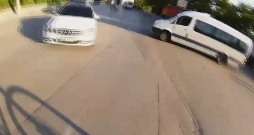 (Özel Haber) Bursada Bisikletçinin Kazası Kask Kamerasına Yansıdı