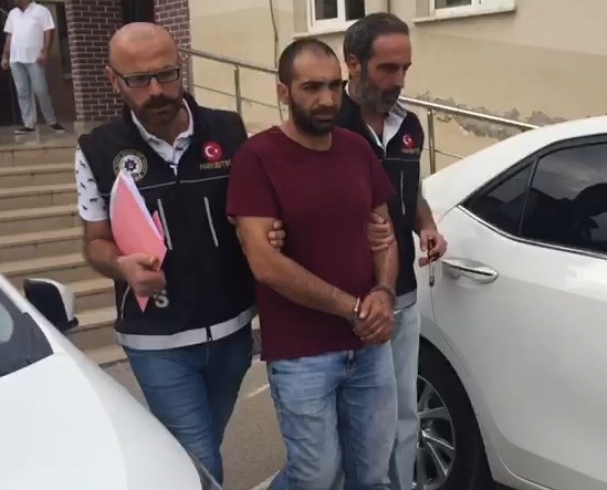 Polisler Zehir Tacirlerinin Evine Kapıyı Kırarak Girdi