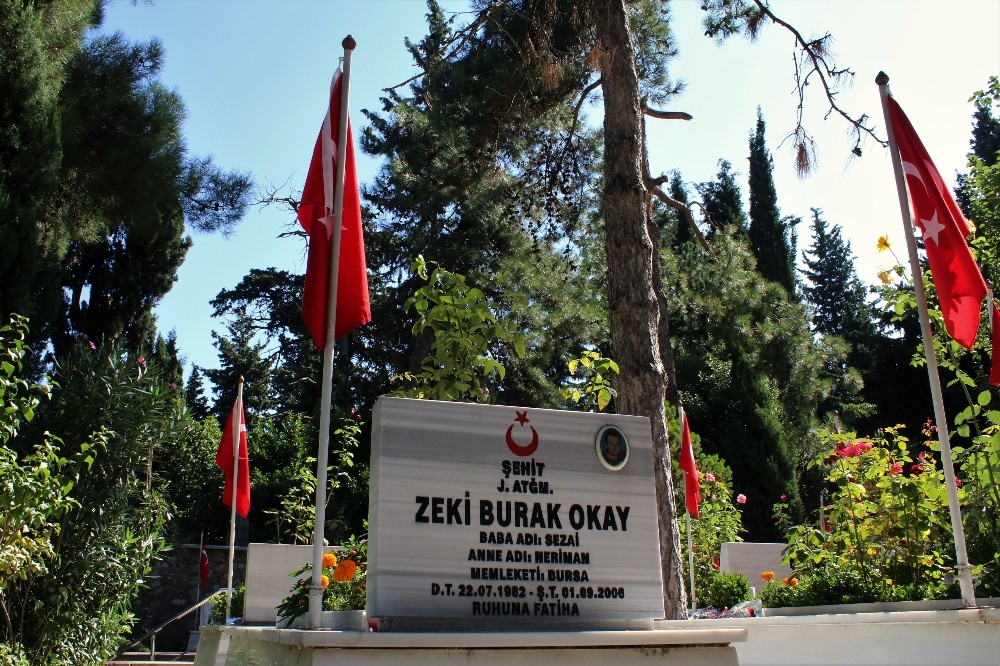 Şehitlikte Hüzünlü Bayram