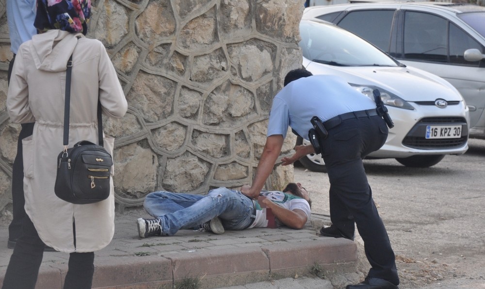 Sevgilisinin Yanında Kendini Bıçakladı