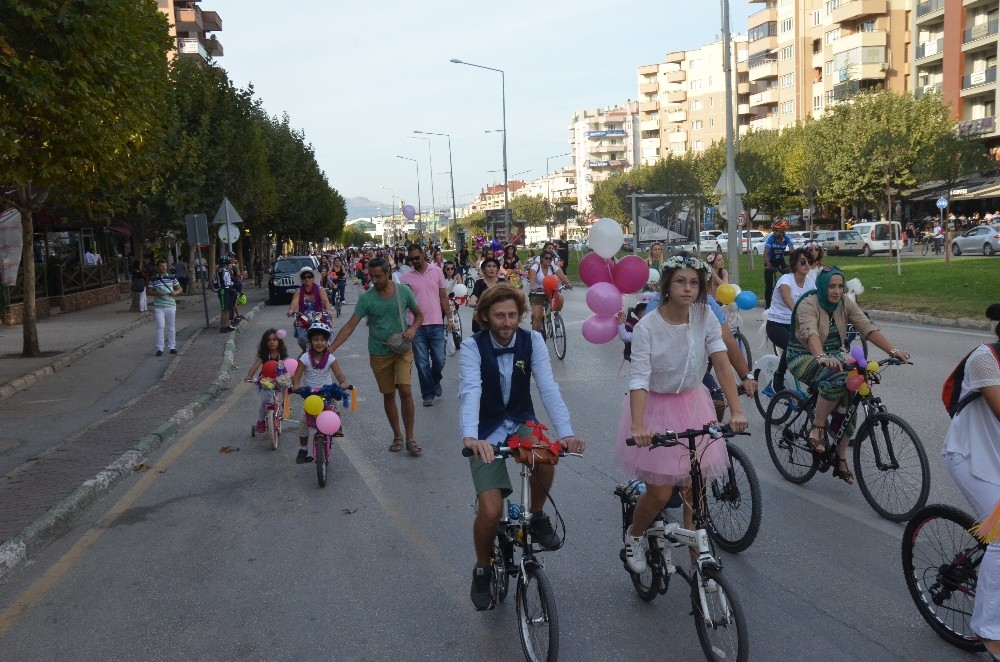 ‘Süslü Kadınlar Bursada Caddeleri Çiçeğe Çevirdi